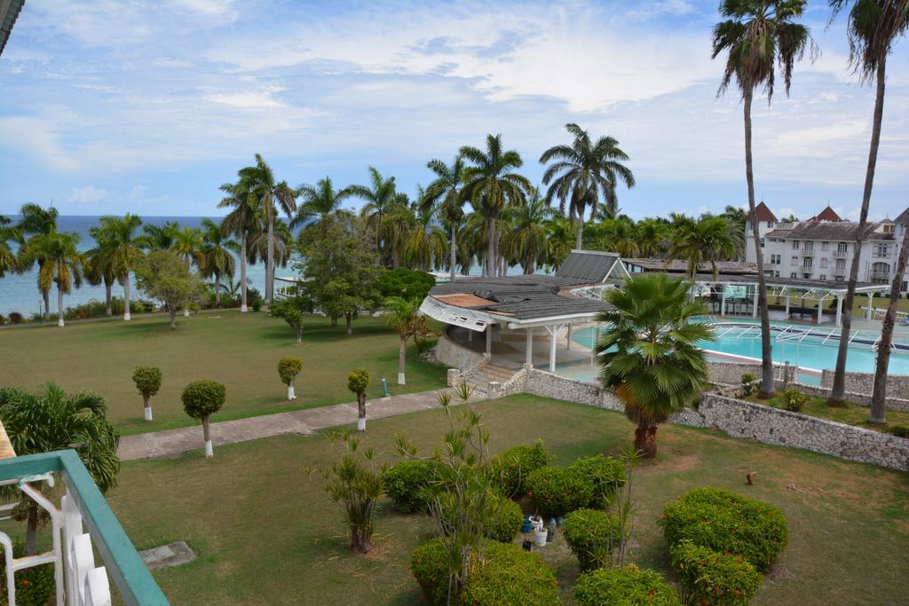 Seacastles By The Beach/Pool Montego Bay Exterior photo