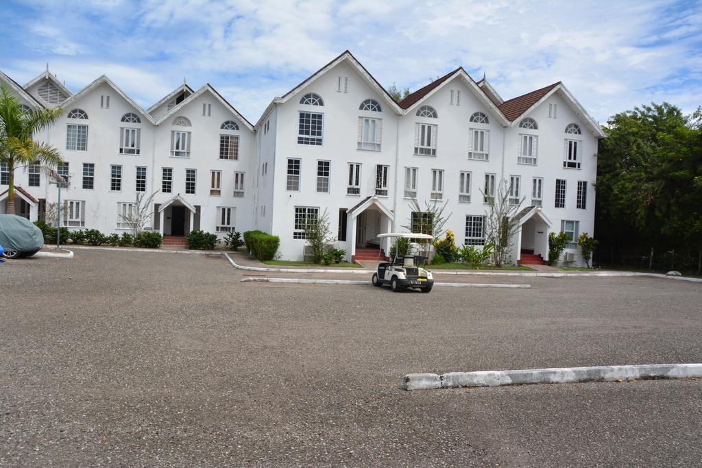 Seacastles By The Beach/Pool Montego Bay Exterior photo